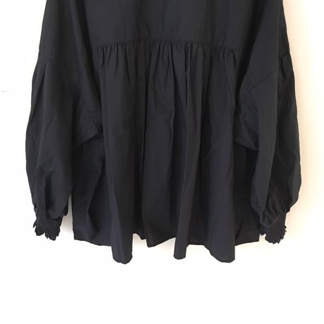 UNIVERSAL TISSU タイプライターシャーリングブラウス クロ