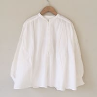 UNIVERSAL TISSU タイプライターシャーリングブラウス　シロ