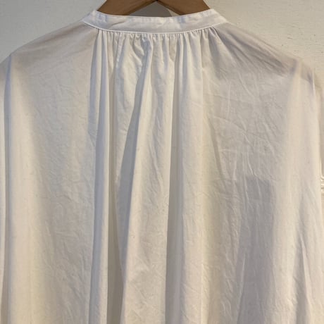 UNIVERSAL TISSU ナチュラルタイプライター シャーリングシャツワンピース シロ