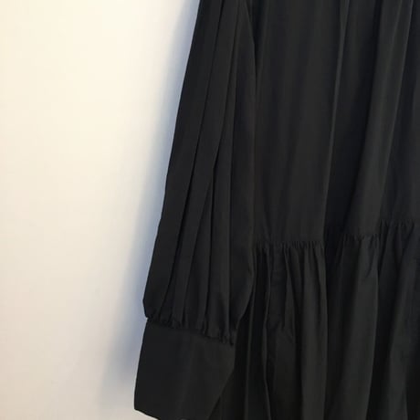 UNIVERSAL TISSU バンドカラーギャザーワンピース　クロ