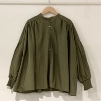 UNIVERSAL TISSU タイプライターシャーリングブラウス カーキ