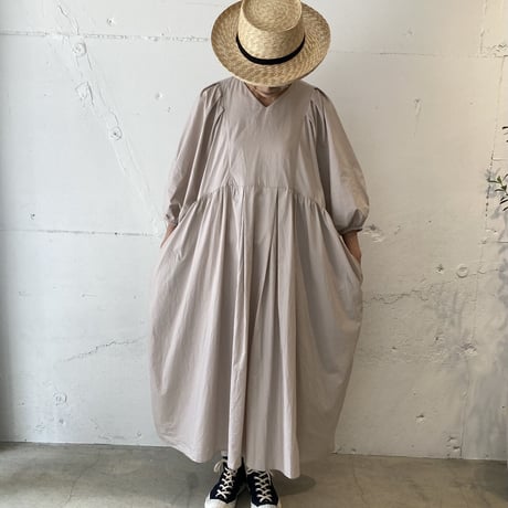 UNIVERSAL TISSU シルキータイプライターＶネックギャザーワンピース ペールベージュ