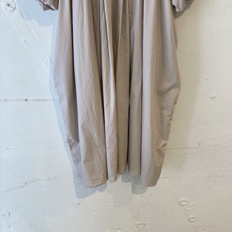 UNIVERSAL TISSU シルキータイプライターＶネックギャザーワンピース ペールベージュ