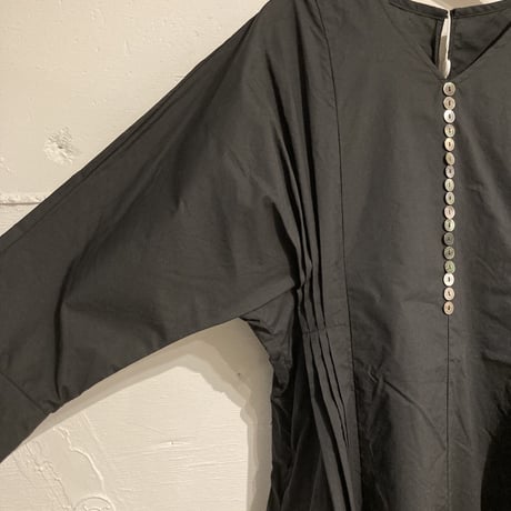 UNIVERSAL TISSU シェルボタンワンピース クロ