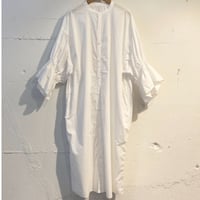 UNIVERSAL TISSU ナチュラルタイプライター シャーリングシャツワンピース シロ