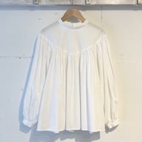 UNIVERSAL TISSU スタンドカラーブラウス シロ