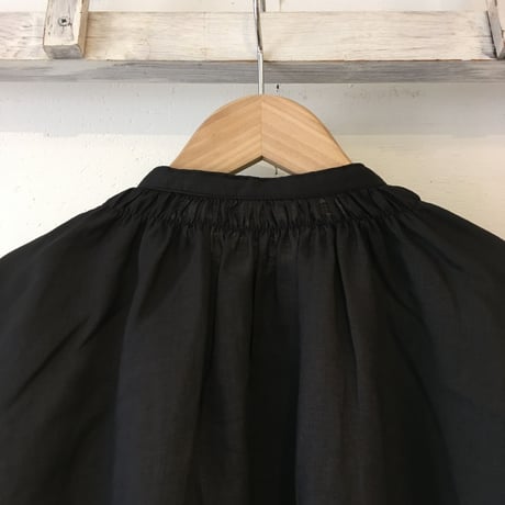 UNIVERSAL TISSU トリプルシャーリング バンドカラーブラウス　リネンクロ