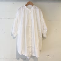 NIVERSAL TISSU トリプルシャーリング バンドカラーブラウス　シロ