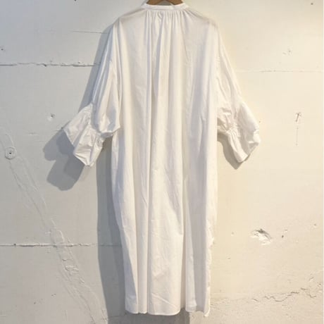UNIVERSAL TISSU ナチュラルタイプライター シャーリングシャツワンピース シロ
