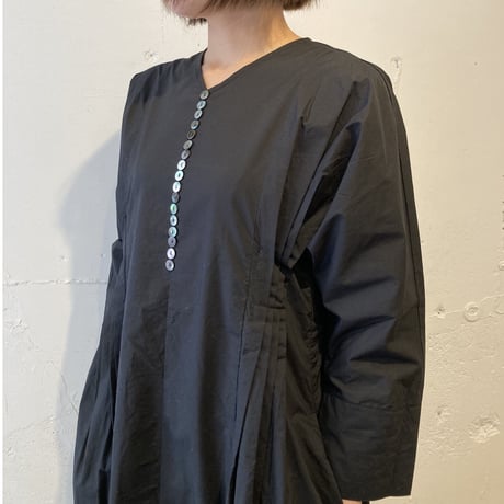 UNIVERSAL TISSU シェルボタンワンピース クロ