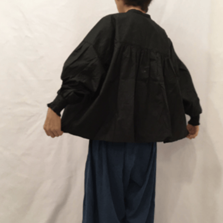 UNIVERSAL TISSU タイプライターシャーリングブラウス ネイビー