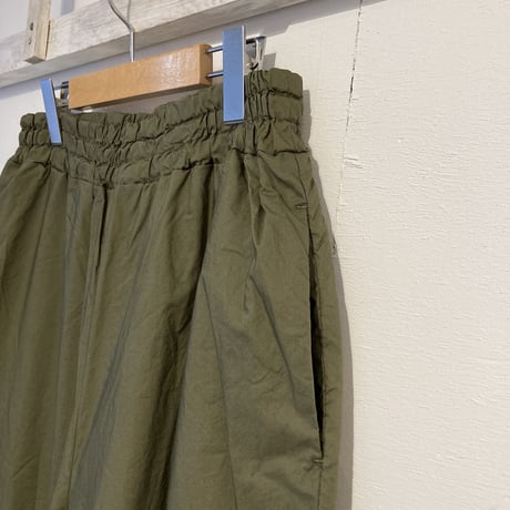 UNIVERSAL TISSU ナチュラルタイプライター ギャザーパンツ  カーキ