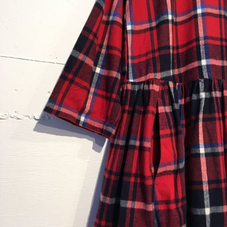 UNIVERSAL TISSU　ロングスリーブギャザードレス アカチェック
