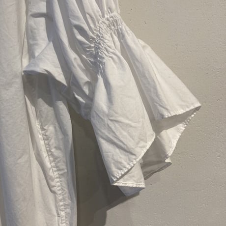 UNIVERSAL TISSU ナチュラルタイプライター シャーリングシャツワンピース シロ