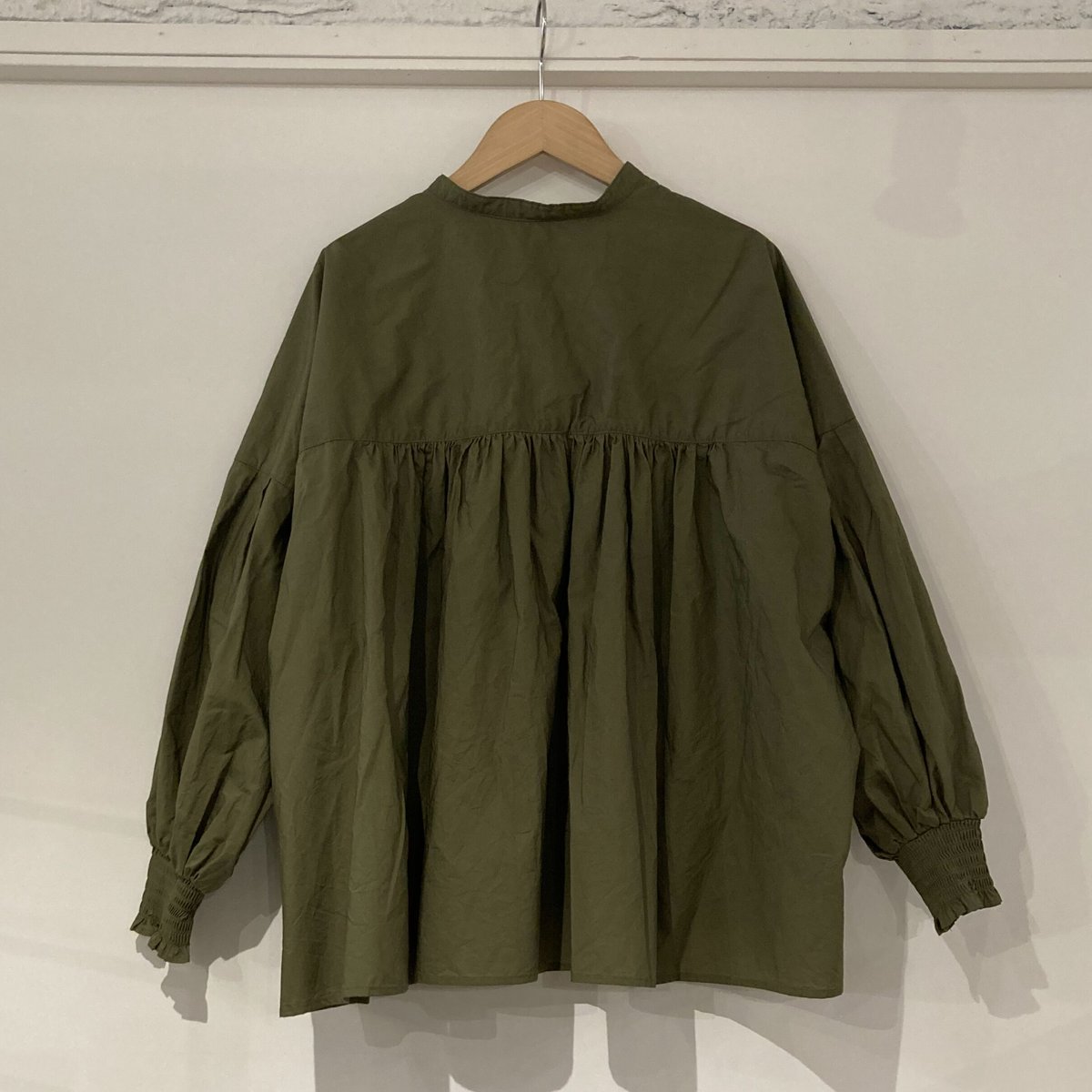 UNIVERSAL TISSU タイプライターシャーリングブラウス カーキ