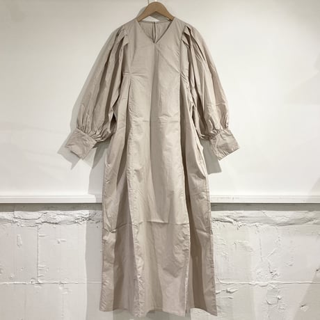 UNIVERSAL TISSU タックスリーブワンピース ペールベージュ