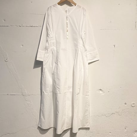 UNIVERSAL TISSU シェルボタンワンピース 白