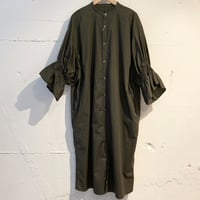 UNIVERSAL TISSU ナチュラルタイプライター シャーリングシャツワンピース チャコール