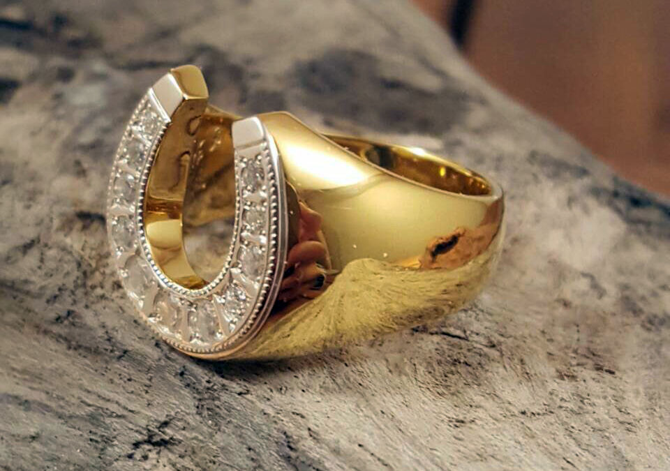 ''R''horse shoe ring