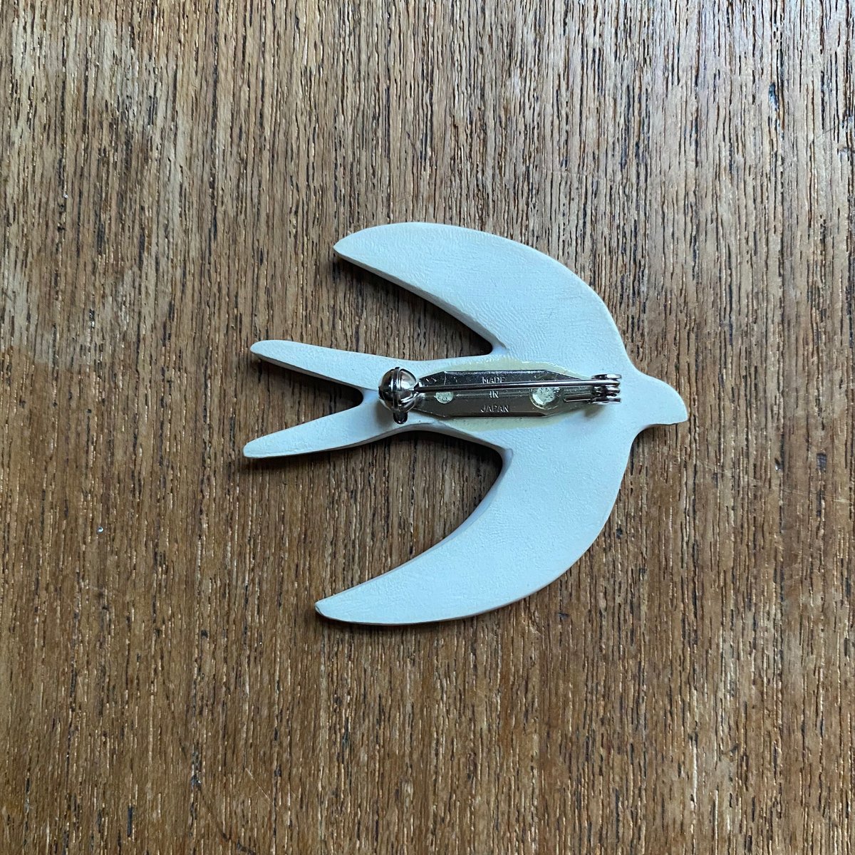 再値引き】べっ甲ツバメブローチ