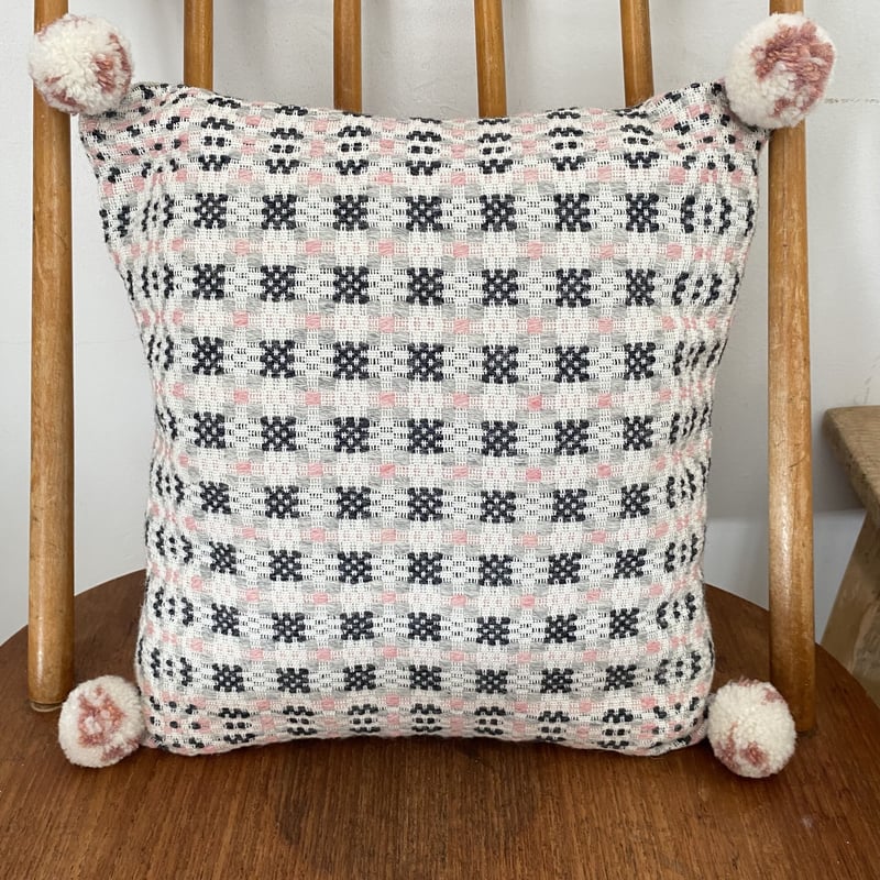 佐藤かれん ダーラドレル織りのクッション ピンク | hisoca