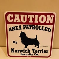 ノーリッチテリア注意 英語看板 アメリカ輸入サインボード：CAUTION AREA PATROLLED ByNorwichTerrierr Security Co.[MADE IN U.S.A]