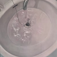 松崎夏実   「洗面台に張った水」 F3号     Matszaki  Natsumi   「Water on the washstand」 (27.3×22.0cm)