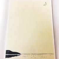海と月