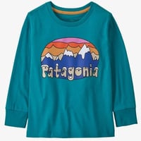 patagonia#60372 Belay Blue (BLYB)/ベビー・ロングスリーブ・リジェネラティブ・オーガニック・サーティファイド・コットン・フィッツロイ・フラーリーズ・Tシャツ