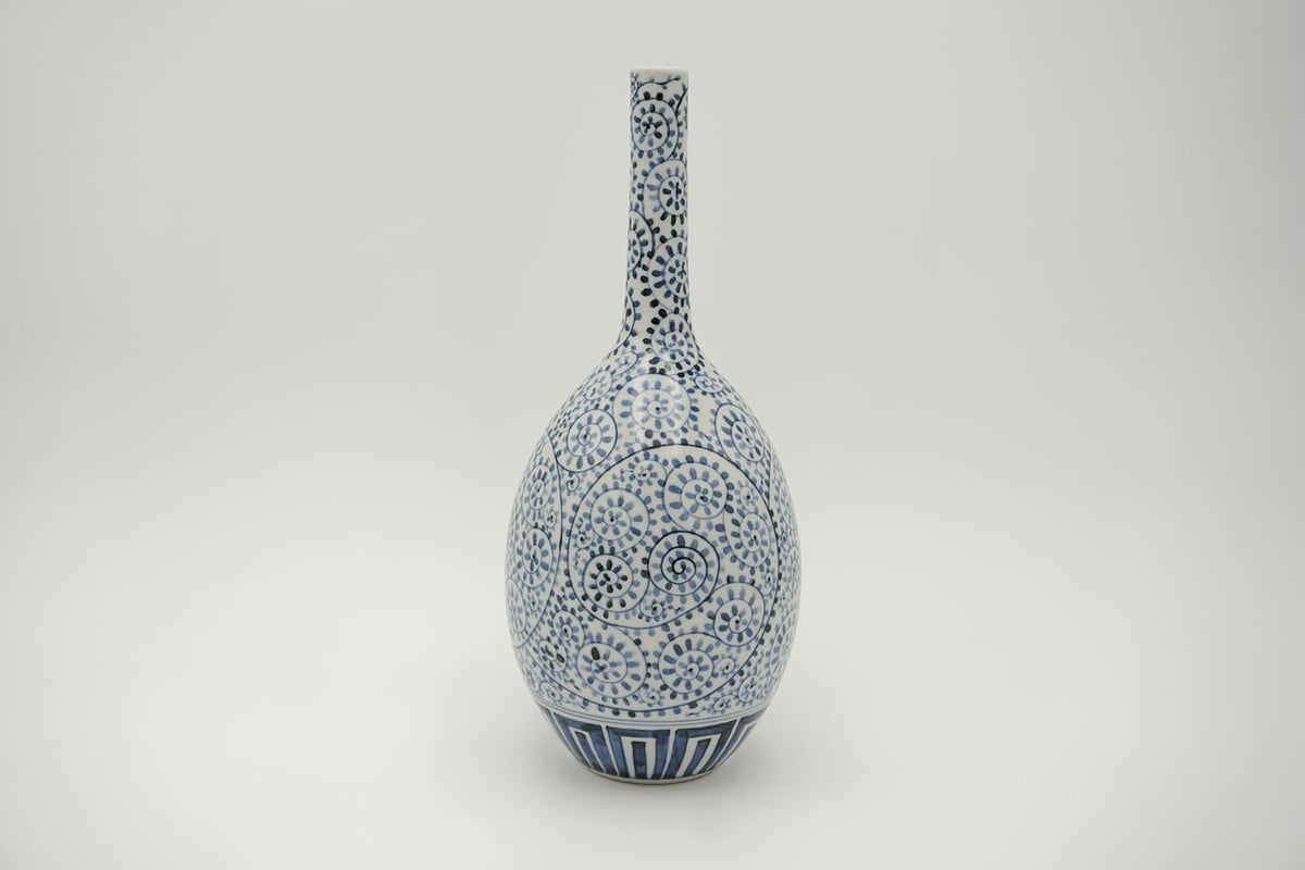 万象窯｜鶴首花瓶染付タコ唐草 | セラボクタニ公式オンラインショップ