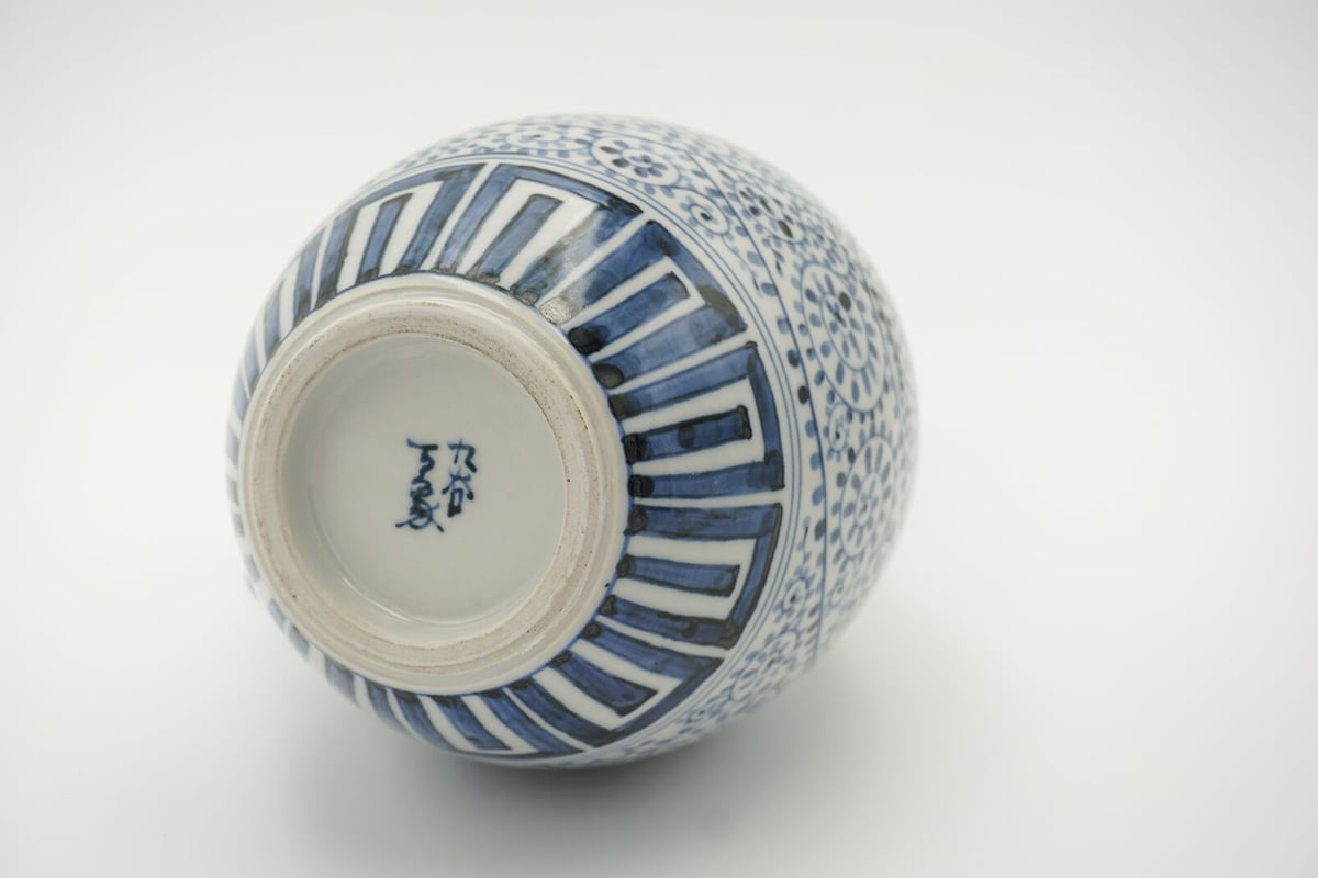 九谷焼　染付タコ唐草　花瓶(8.5号） 万象窯｜鶴首花瓶染付タコ唐草 | セラボクタニ公式オンライン