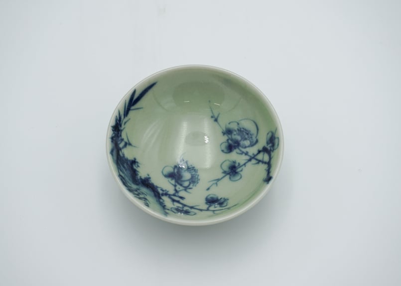万象窯｜青磁盃 染付 梅 | セラボクタニ公式オンラインショップ