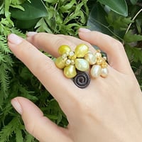 大ぶり　お花モチーフ　淡水パール　2色　ホワイト　グリーン　ワイヤー　ハンドメイド　フリーサイズリングR2210133