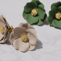 ワンポイント　お花モチーフ　つや消し　ベージュ　グリーン　大ぶり　ポストピアス