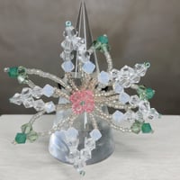 お花リング　ビーズ&クリスタル編み　グリーン&ピンク　ハンドメイドアクセサリー　一点ものリングR2301123