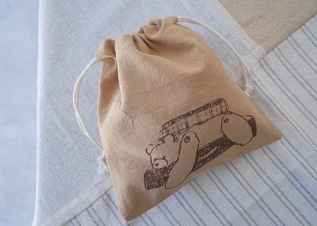 くすみカラーの巾着『トランクから脱走するクマ』
