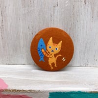 手描きくるみブローチ「Cat with Fish」