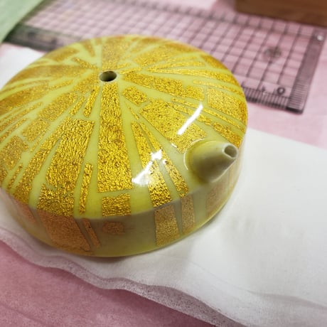 有田焼　小野珀子氏作　釉裏金彩　水滴　一品作