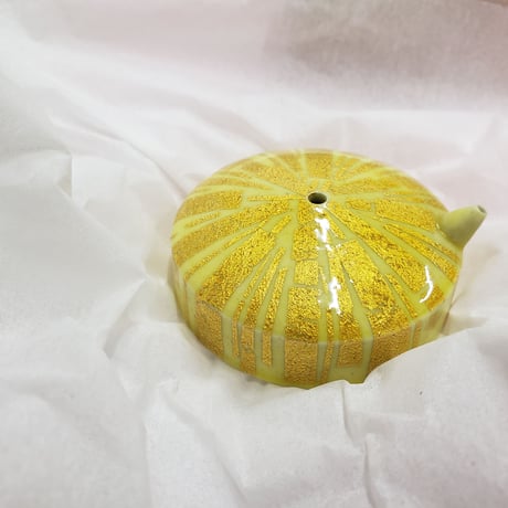 有田焼　小野珀子氏作　釉裏金彩　水滴　一品作