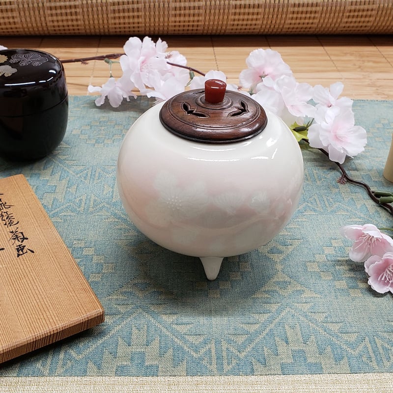 京焼　香炉　金彩の装飾　金粉椿 京焼・清水焼 叶松谷 呉須地俵形金箔散盃 – SEIKADO