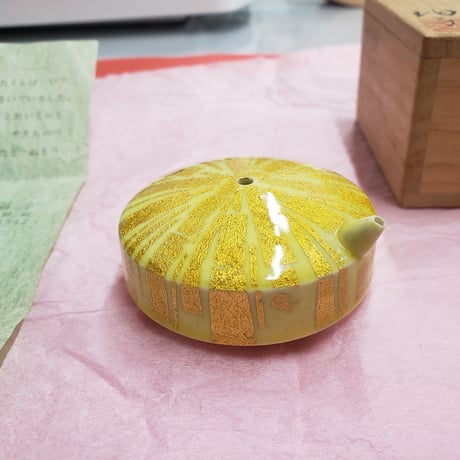 有田焼　小野珀子氏作　釉裏金彩　水滴　一品作