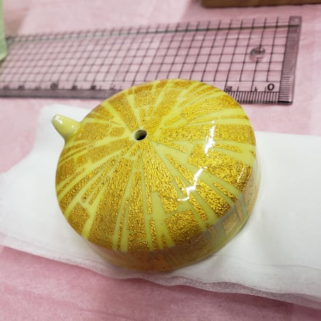 有田焼　小野珀子氏作　釉裏金彩　水滴　一品作