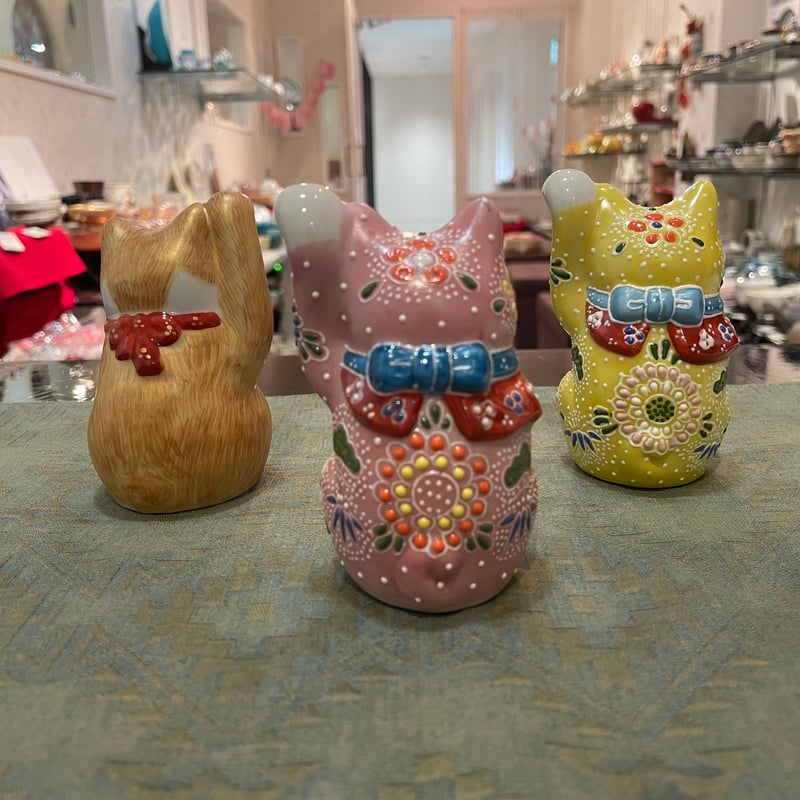 色彩豊かな陶器製招き猫　九谷焼 Amazon.co.jp: 和座の蔵 かわいい 招き猫 置物 九谷焼 右手招き猫 色絵