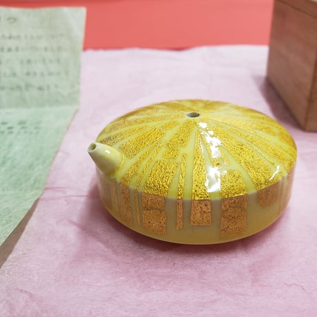 有田焼　小野珀子氏作　釉裏金彩　水滴　一品作