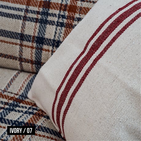 THICK COTTON CUSHION COVER / DETAIL