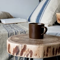MUG. STUGSUND DARK BROWN / MANSES DESIGN