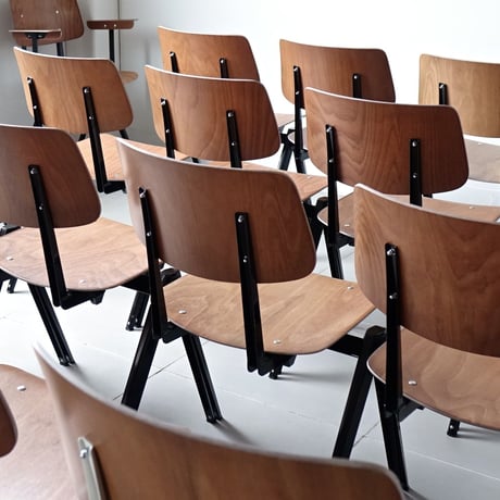 MODEL. S21 STACKING CHAIR / GALVANITAS