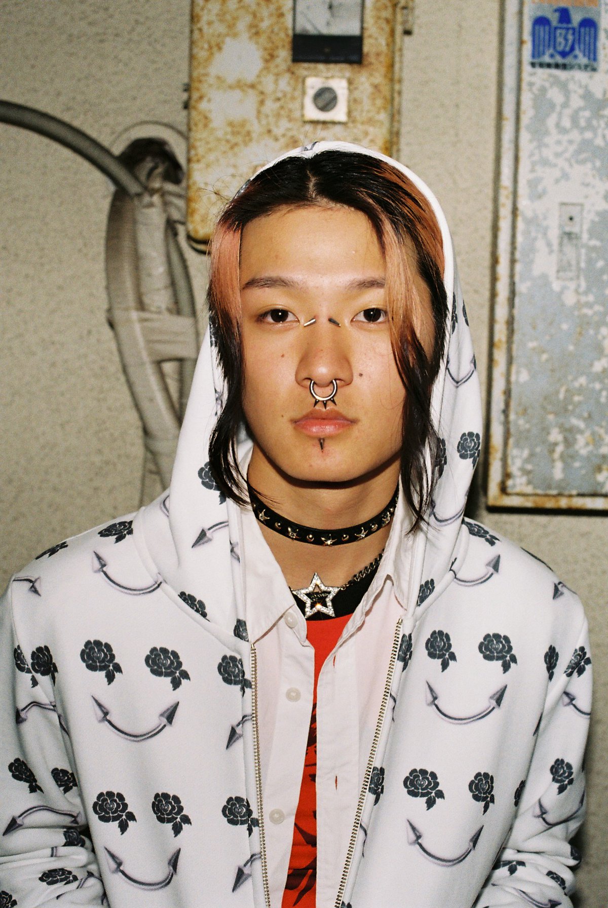 MOMENTEL / SMILE PIERCING HOODIE | I/O PORT