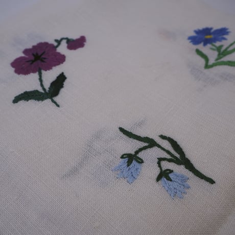 Embroidered Floral Linen Cloth：UK