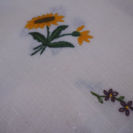 Embroidered Floral Linen Cloth：UK